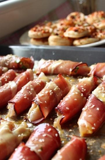 Грилованная куриная грудка в беконе с жареным кунжутом