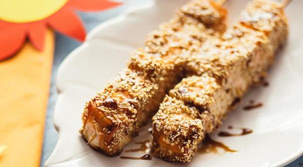 Брошет из телятины с кунжутным топпингом под соусом терияки