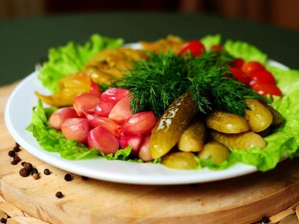 Ассорти разносолов (черемша, капуста по-грузински, огурцы соленые, чеснок)