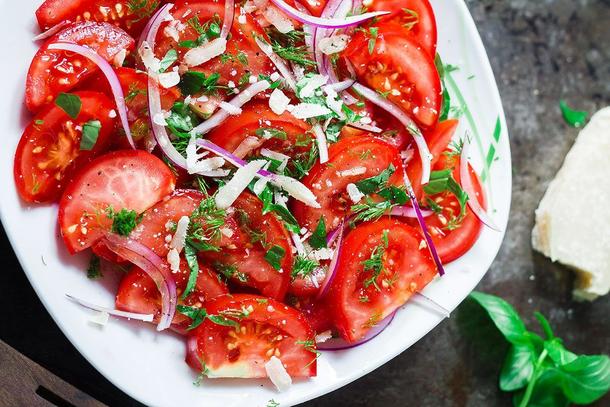 Салат из абхазских помидор с красным луком