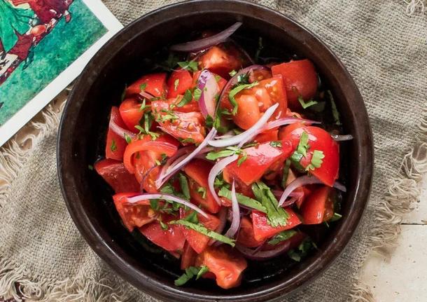 Салат из азербайджанских помидор с красным луком пряным оливковым маслом
