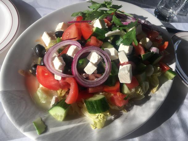 Греческий салат с Фетой, оливковым маслом и красным луком