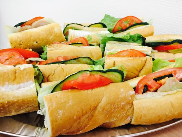 Сэндвич с овощами и ветчиной, начинка подвется в свежем багете