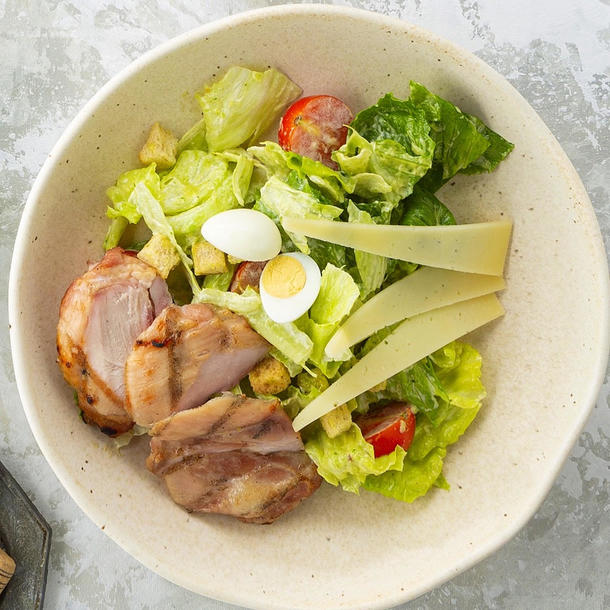 Салат цезарь с курицей