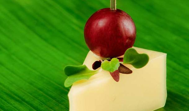 Канапе с сыром, виноградом и мятой