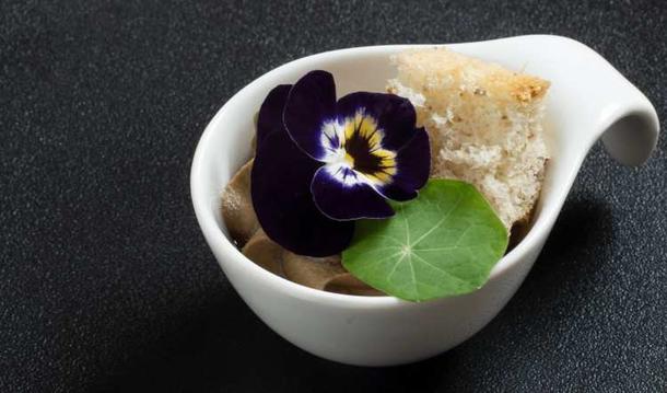 Паштет из куриной печени с ореховым бисквитом и брусничным вареньем