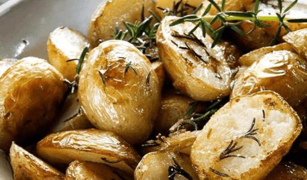 Картофель запечённый с розмарином и чесноком