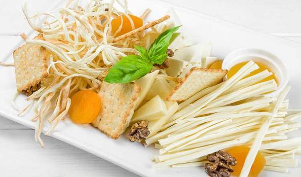 Сыры по-кавказски с орехами, финиками и мёдом