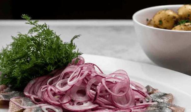 Сельдь с молодым картофелем и укропом