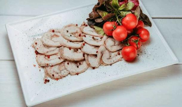 Куриный рулет с листьями салатов и черри