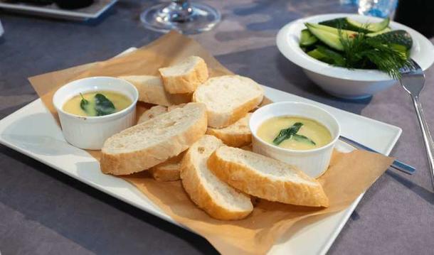 Паштет из куриной печени с шалфеем, с багетом