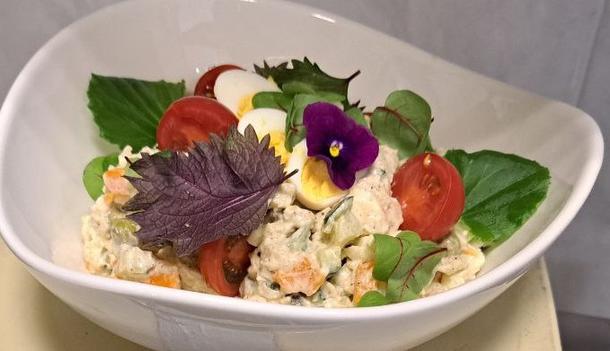 Салат "Столичный" с отварным цыпленком