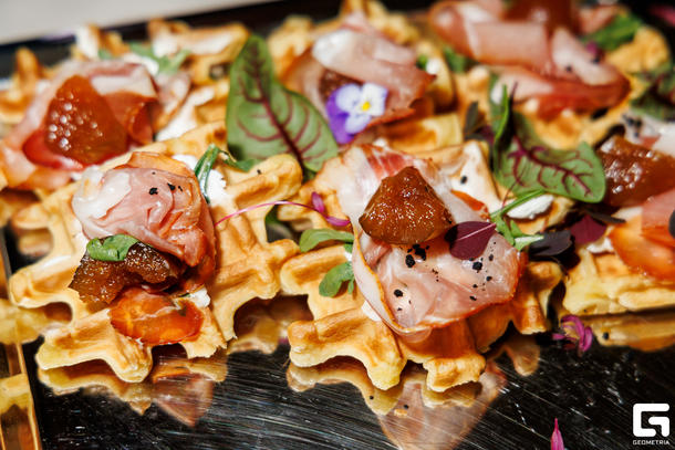 Вафля с Пармой и инжирным вареньем