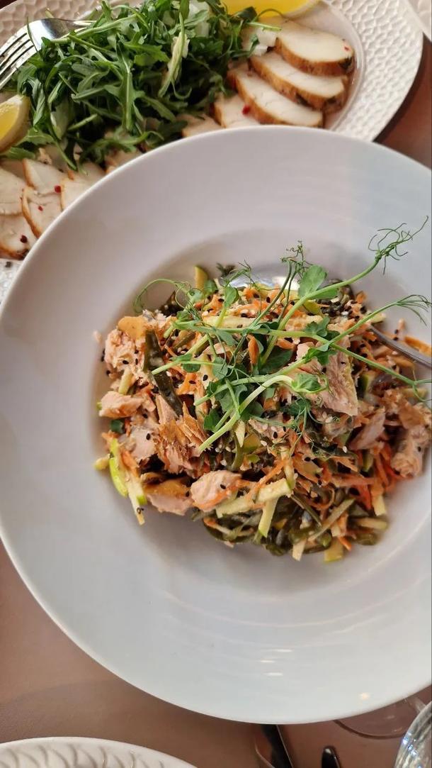 Салат из морской капусты с форелью г/к и ореховым соусом