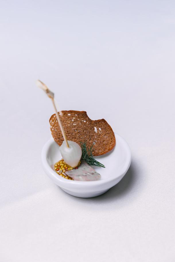 Канапе с норвежской сельдью и луком на хлебе