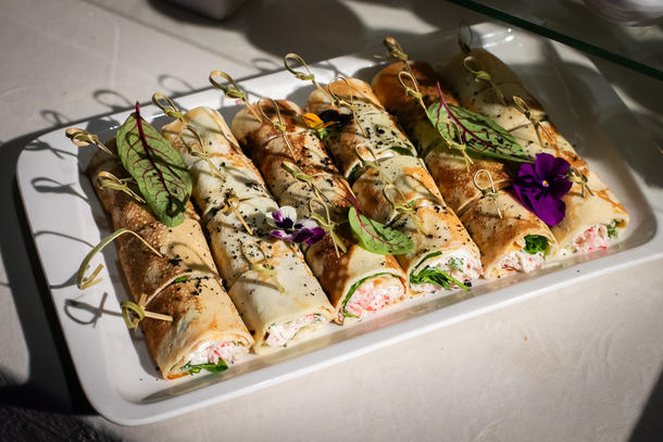 Снежный краб с креметтой, рукколой в пшеничном блине