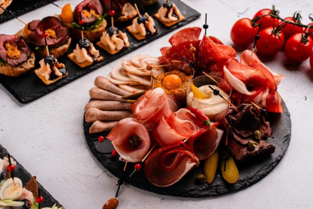 Мясное деликатесное плато с клюквенным конфи (томленая буженина, сыровяленый окорок, колбасы твёрдого копчения)