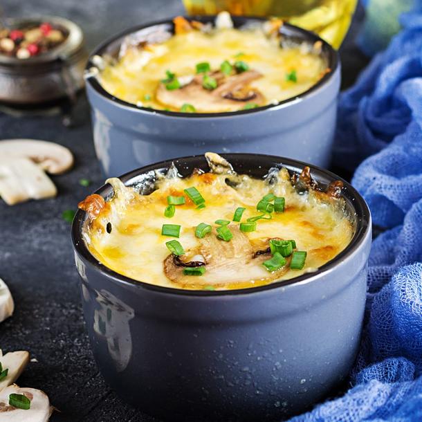 Жульен с рубленым куринным филе и грибами