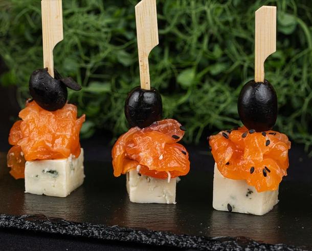 Канапе с форелью и сыром гаргонзола Канапе с форелью и сыром гаргонзола