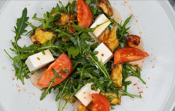 Салат с хрустящими баклажанами, рукколой и сливочным сыром