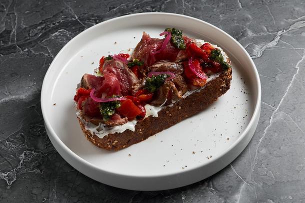 Брускетта с мясом и карамелизированным луком Брускетта с мясом и карамелизированным луком