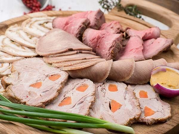 Мясное плато 1200 гр. Ростбиф, буженина, сальчиччон, куриный рулет, черри, соус, черный зерновой хлеб, корнишоны