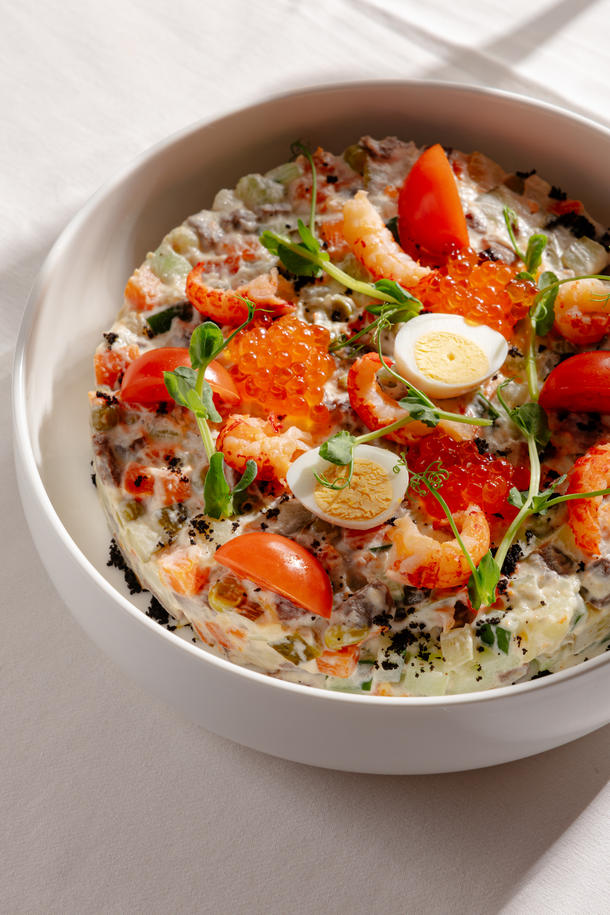 Оливье с духовой говядиной, раковыми шейками и красной икрой