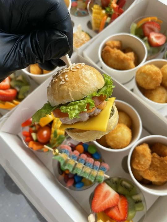 Мини-бургер с куриной котлетой