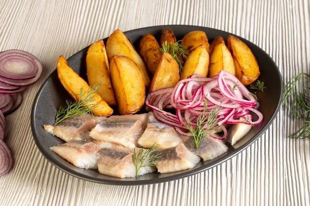 Филе атлантической сельди с фермерским картофелем и маринованным луком Филе атлантической сельди с фермерским картофелем и маринованным луком