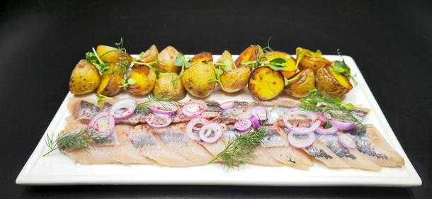 Филе атлантической сельди с фермерским картофелем и маринованным луком