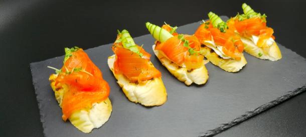 Брускетта с лососем, огурцом и сливочным сыром