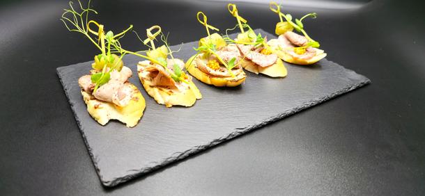 Брускетта с бужениной и сливочным хреном