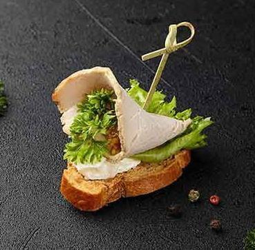 Брускетта с бужениной и сливочным хреном Брускетта с бужениной и сливочным хреном