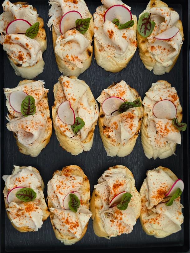 Брускетта с куриным филе и соусом цезарь Брускетта с куриным филе и соусом цезарь