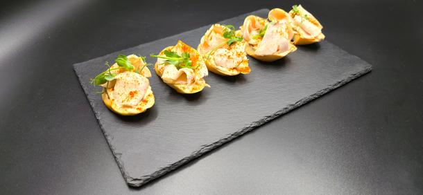 Брускетта с куриным филе и соусом цезарь Брускетта с куриным филе и соусом цезарь