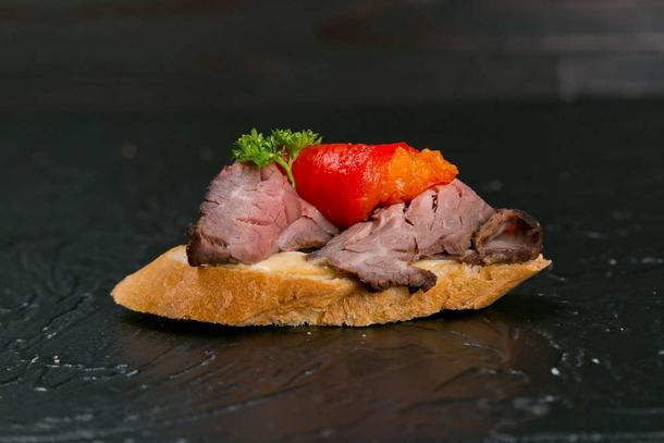 Брускетта с ростбифом и сливочным сыром 45 гр. Брускетта с ростбифом и сливочным сыром 45 гр.