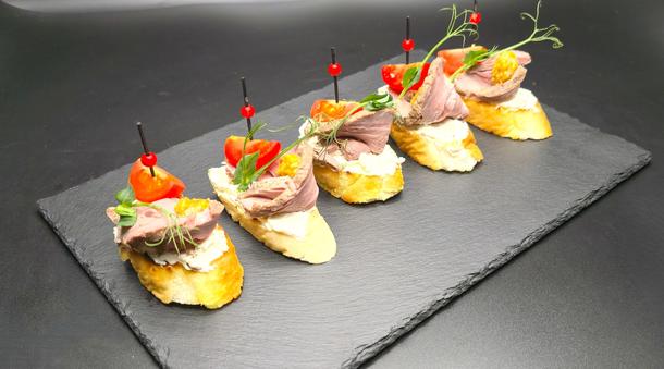 Брускетта с ростбифом и сливочным сыром