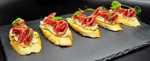 Брускетта с салями, фундуком и творожным муссом Брускетта с салями, фундуком и творожным муссом