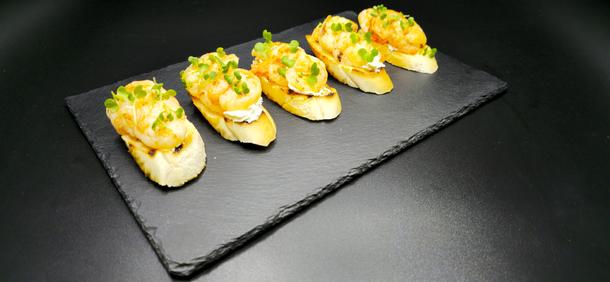 Брускетта с тигровой креветкой и сливочным кремом