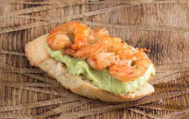 Брускетта с тигровой креветкой и сливочным кремом с авокадо Брускетта с тигровой креветкой и сливочным кремом с авокадо