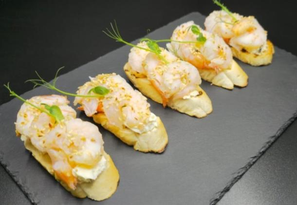Брускетта с тигровой креветкой и сливочным кремом