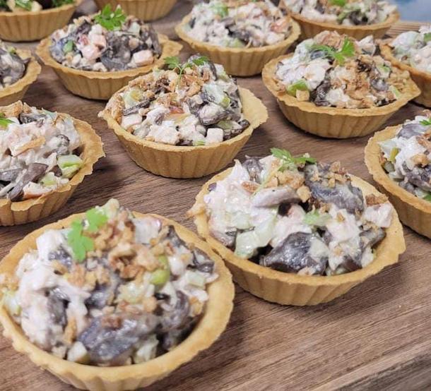 Салат из филе цыпленка с шампиньонами в тарталетке