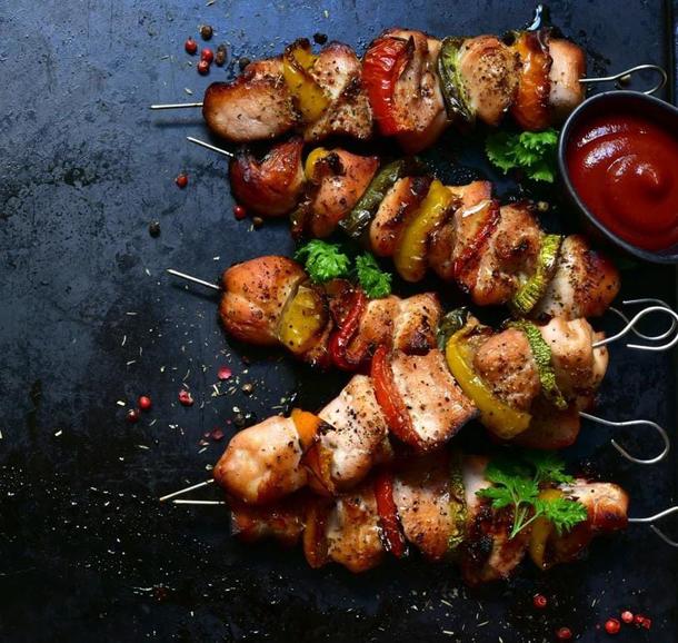 Ассорти шашлычков (свинина / кура) 20 шт Ассорти шашлычков (свинина / кура) 20 шт