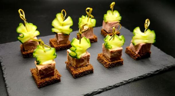 Канапе с бужениной и свежим огурчиком