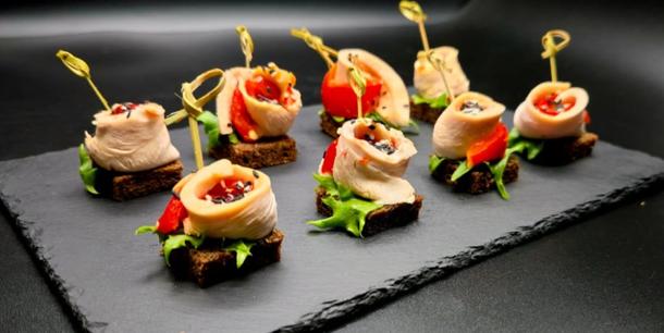 Канапе с куриным филе, паприкой и соусом терияки