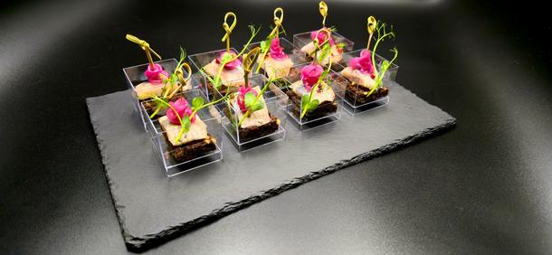 Канапе с сельдью и маринованным луком Канапе с сельдью и маринованным луком