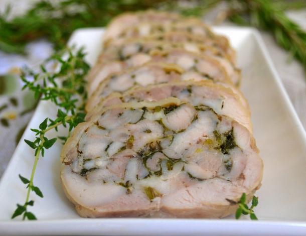 Рулет из филе пулярки с печеной паприкой и сыром Рулет из филе пулярки с печеной паприкой и сыром