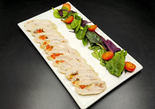 Рулет из филе цыпленка с печеной паприкой и сыром