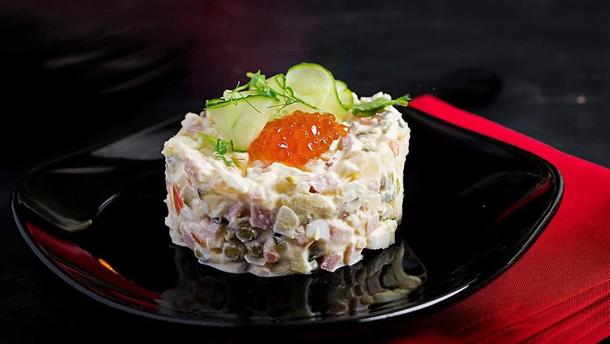 Салат Оливье с икрой Салат Оливье с икрой