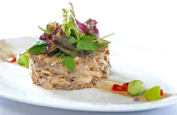 Салат с копченым куриным филе, шампиньонами и фасолью Салат с копченым куриным филе, шампиньонами и фасолью